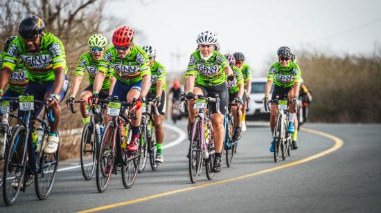 Ciclistas durante la segunda edición del Gran Fondo de Nueva York en Manta, en diciembre de 2020.