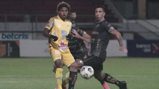 Julio Ortiz, de Delfín, disputa un balón en el partido ante Deportivo Cuenca, por la LigaPro, el 30 de agosto de 2021.