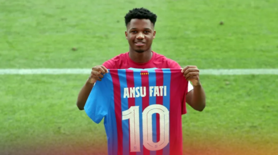 El jugador, Ansu Fati, posa con la camiseta que usará tras la salida de Lionel Messi del FC Barcelona.