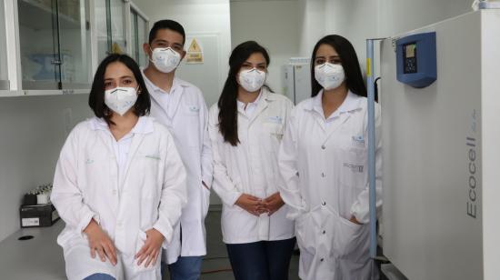 Parte del equipo de Water-Y en el laboratorio de Yachay.