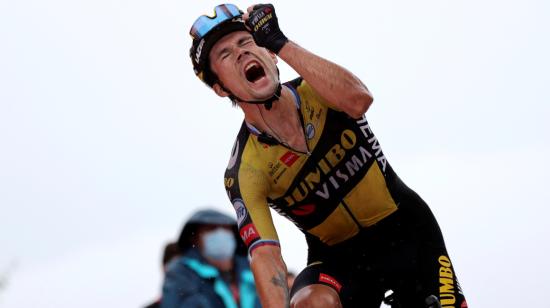 El esloveno Primoz Roglic festeja la victoria en Lagos de Covadonga, en la Etapa 17 de la Vuelta a España, el miércoles 1 de septiembre de 2021. 