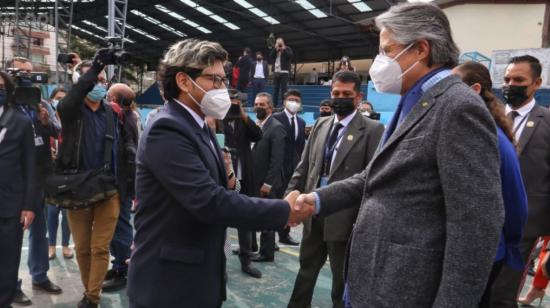 El presidente de la República, Guillermo Lasso, saluda a un estudiante del colegio Manuela Cañizares, el 1 de septiembre de 2021, durante el inicio del año escolar.