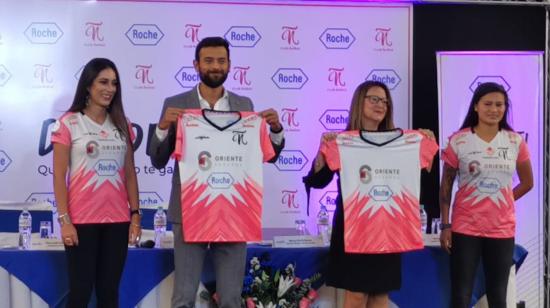 Sebastián Palacios, Ministro del Deporte; Fernanda Vásconez, fundadora del Ñañas; María Pía Orihuela, gerente general de Roche Ecuador y Karen Paez jugadora del club en la presentación de la camiseta contra el cáncer.