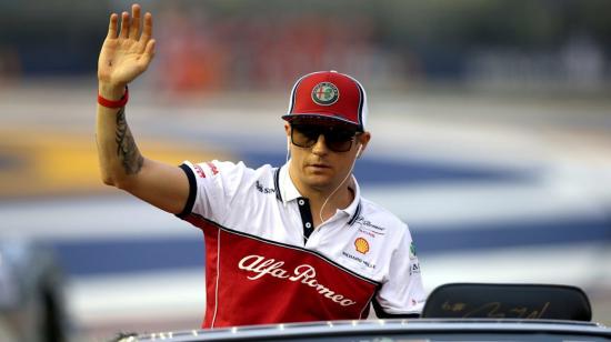 Kimmi Raikkonen saluda a los aficionados en la temporada 2021 de la Fórmula 1.