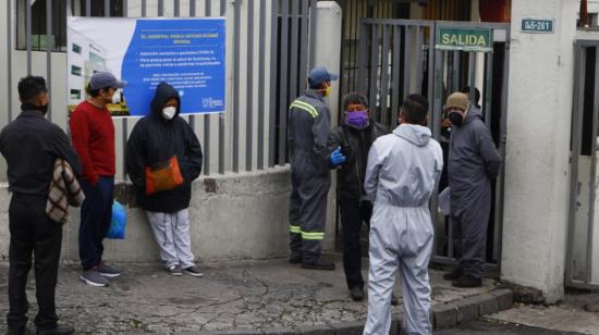 Personas esperan ingresar al hospital Pablo Arturo Suárez, el 21 de agosto de 2021.