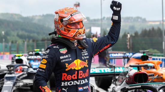 Max Verstappen de Red Bull Racing celebra el primer puesto tras ganar la tercera sesión de entrenamientos del Gran Premiode Bélgica, el 28 de agosto de 2021.