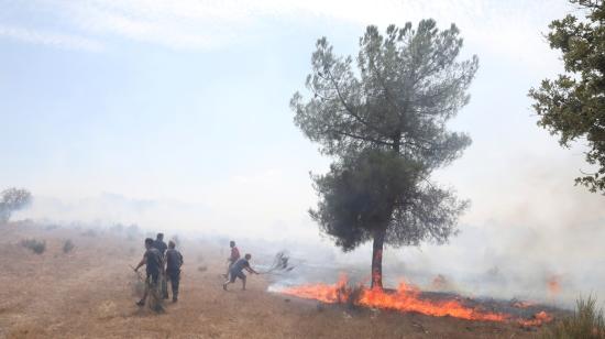 Vecinos de España y Portugal trabajan en la extinción del incendio forestal desatado, entre en las localidades de Sao Pedro do Rio Seco (Portugal) y La Alameda de Gardón (Salamanca), el 26 de agosto de 2021.