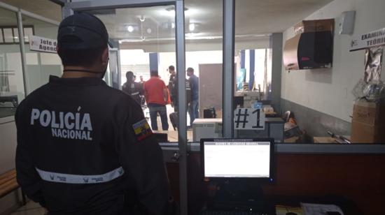 Agentes de Policía durante el operativo de allanamiento a las oficinas de la Agencia Nacional de Tránsito, en La Troncal.