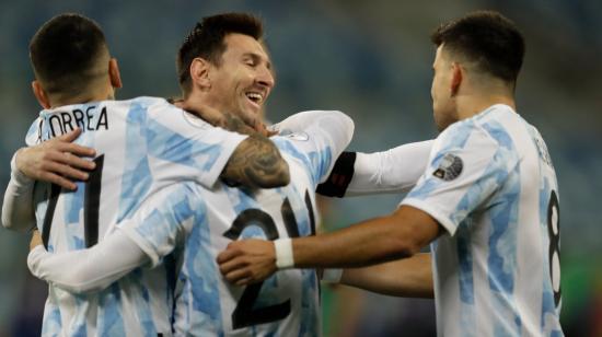 Los jugadores argentinos festejan uno de los goles ante Venezuela por Eliminatorias, en Caracas, el 2 de septiembre de 2021.