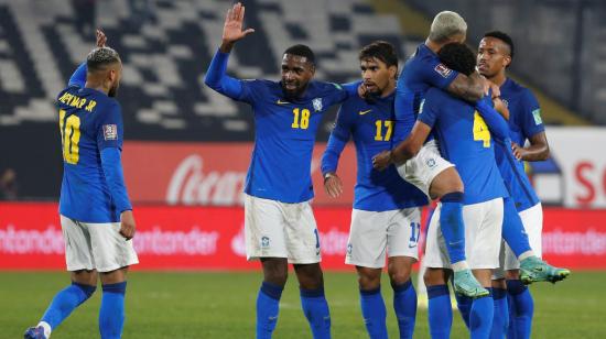 Los jugadores de Brasil festejan el gol ante Chile por Eliminatorias, en Santiago, el jueves 2 de septiembre de 2021.