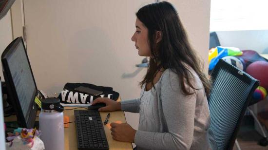 Estudiante frente a una computadora durante una clase virtual, en 2021.