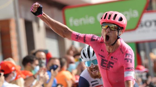 Magnus Cort Nielsen festeja su victoria en la Etapa 19 de la Vuelta a España, el viernes 3 de septiembre de 2021.