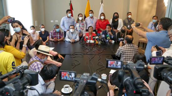 La presidenta de la Asamblea, Guadalupe Llori, en rueda de prensa junto a UNES y la ID en Manabí, este 30 de septiembre de 2021.