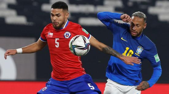 Paulo Díaz, de Chile, disputa una pelota con Neymar, en un partido por Eliminatorias en Santiago, el 2 de septiembre de 2021.