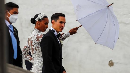 Juan David Borrero (i), hijo del vicepresidente Alfredo Borrero, luego de su matrimonio con la modelo estadounidense Jasmine Tookes, el 4 de septiembre de 2021.