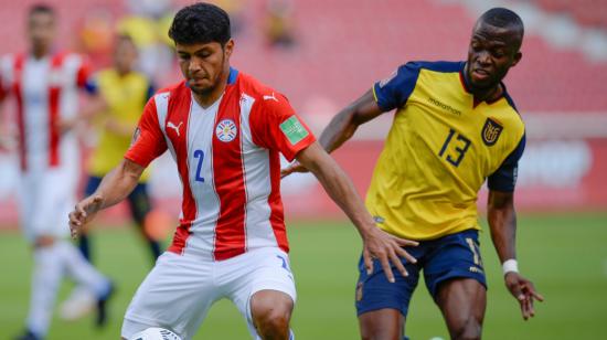 Enner Valencia disputa una pelota en el partido ante Paraguay por Eliminatorias, en Quito, el 2 de septiembre de 2021.