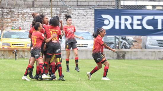 Las jugadoras de Deportivo Cuenca festejan uno de los goles ante Ñañas, en la final de ida de la Superliga femenina, el 4 de septiembre de 2021.