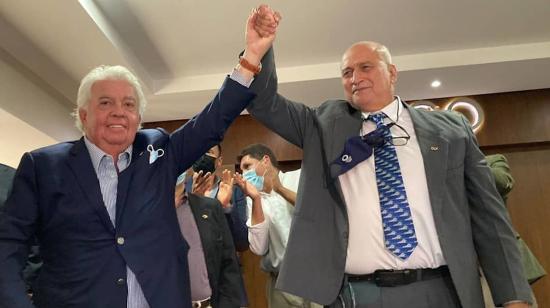 Jorge Delgado (derecha), celebra su triunfo sobre Danilo Carrera (izquierda) en las elecciones del Comité Olímpico, el 4 de septiembre de 2021, en Guayaquil.