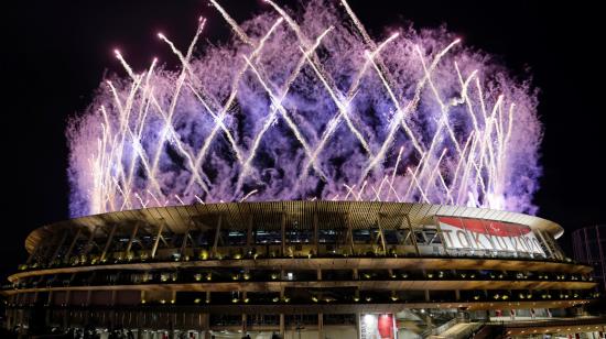 Vista del estadio Olímpico de Tokio con fuegos artificiales, el 5 de septiembre de 2021, en la clausura de los Juegos Paralímpicos.