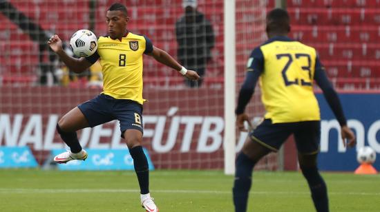 Carlos Gruezo controla una pelota en el partido ante Chile, por Eliminatorias en el estadio Rodrigo Paz Delgado, el 5 de septiembre de 2021.