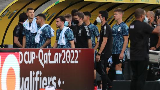 Integrantes de Argentina salen del campo el domingo 5 de septiembre, en un partido de las eliminatorias sudamericanas para el Mundial de Catar 2022 entre Brasil y Argentina en el estadio Arena de Sao Paulo en Sao Paulo.