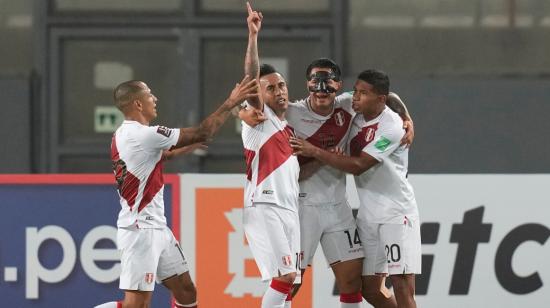 Los jugadores peruanos festejan el gol de Christian Cueva ante Venezuela en Lima, por Eliminatorias, el 5 de septiembre de 2021.