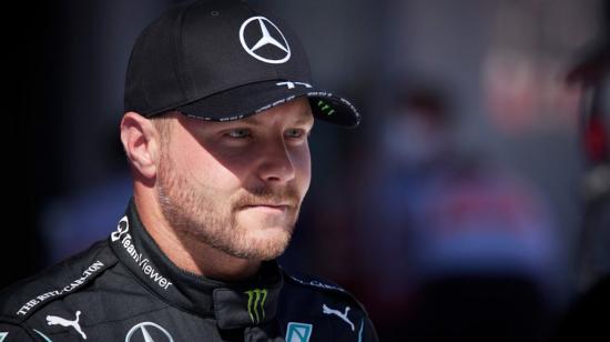 El piloto, Valtteri Bottas, con su indumentaria de la escudería Mercedes.