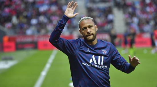 Neymar saluda a los aficionados del PSG en el calentamiento antes de enfrentar al Reims, el 29 de agosto de 2021.