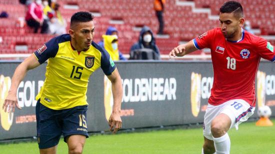 Ángel Mena disputa una pelota en el partido ante Chile por Eliminatorias, el 5 de septiembre de 2021, en Quito.