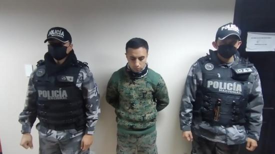 Un militar en servicio activo fue detenido tras intentar ingresar a la cárcel de Cotopaxi con 3 armas de fuego, 300 municiones, silenciadores, alimentadoras y 900 gramos de marihuana. Cotopaxi, 7 de septiembre de 2021.