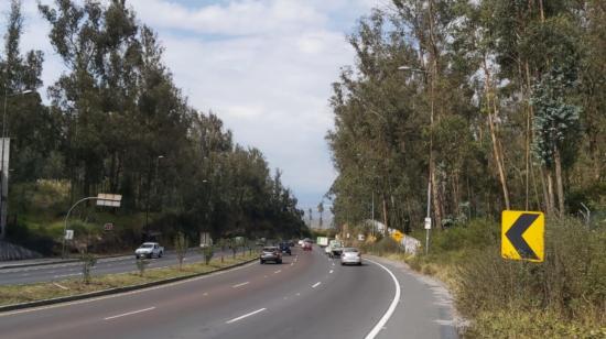 Autos circulan por la avenida Simón Bolívar, el 7 de septiembre de 2021.