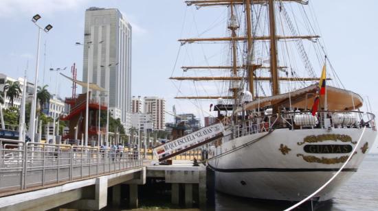 El buque escuela Guayas, acoderado en el Malecón Simón Bolívar, en Guayaquil.