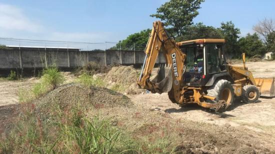 Maquinaria remueve tierra en un terreno en Guayaquil, en abril de 2021.