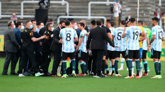 Jugadores de la selección de Argentina hablan con funcionarios de salud de Brasil durante el partido suspendido de las Eliminatorias del domingo 5 de septiembre de 2021.