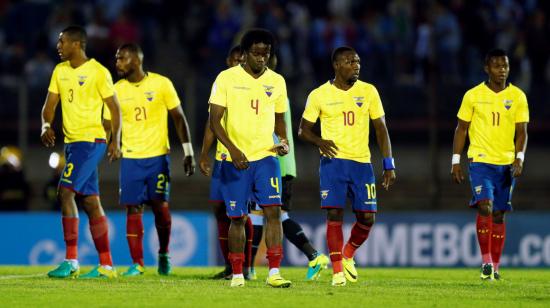 Los jugadores de Ecuador se retiran del Centenario de Montevideo tras perder con Uruguay, el 11 de noviembre de 2016.