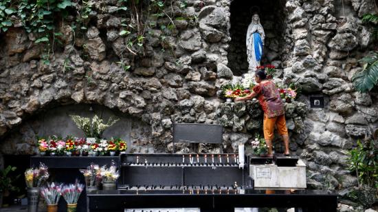 Una trabajadora arregla flores en la Catedral de Yakarta, Indonesia.