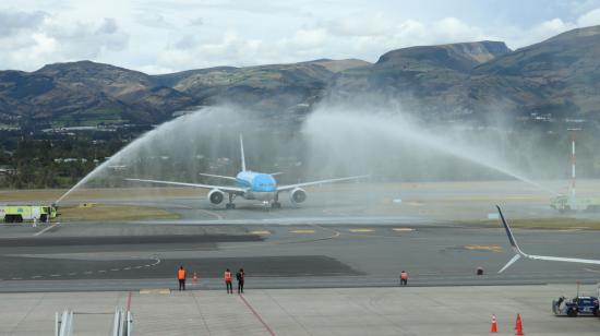 El avión en el que retornó Richard Carapaz, recibido por un arco de agua en el Aeropuerto Mariscal Sucre, en Quito, el 9 de septiembre de 2021. 