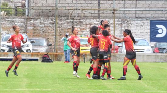 Las jugadoras del Deportivo Cuenca celebran uno de los goles anotados en la final de ida de la Superliga femenina 2021, frente a Ñañas.