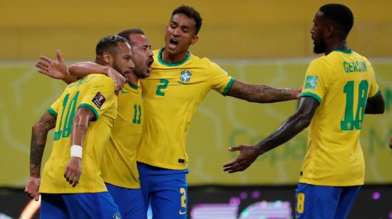 Los jugadores brasileños se abrazan después del gol  ante Perú, por Eliminatorias, el jueves 9 de septiembre de 2021.