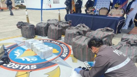 La Policía decomisó media tonelada de droga a 175 millas náuticas de Galápagos.