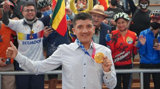 Richard Carapaz posa el viernes 10 de septiembre, en el Ministerio del Deporte, con la medalla de oro conseguida en los Juegos de Tokio.