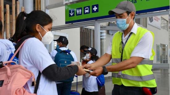 Una persona realiza controles en el Aeropuerto Ecológico Galápagos, el 14 de agosto de 2020. 