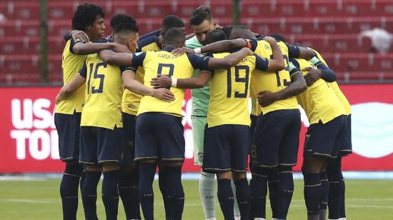 Los jugadores ecuatorianos hablan antes del partido ante Chile por Eliminatorias, en Quito, el 5 de septiembre de 2021.