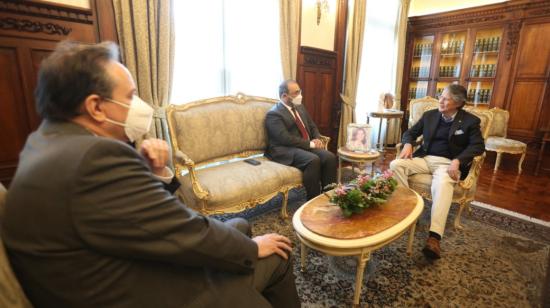 El ministro de Finanzas, Simón Cueva, el presidente del CAF, Sergio Díaz-Granados y el presidente de Ecuador, Guillermo Lasso, durante una reunión en Carondelet, el 2 de septiembre de 2021. 