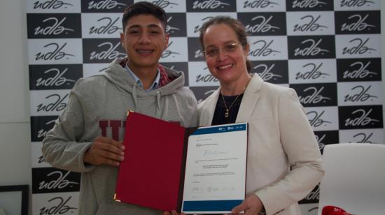 David Hurtado, recibiendo su beca, el 9 de septiembre en la UDLA, en Quito. 