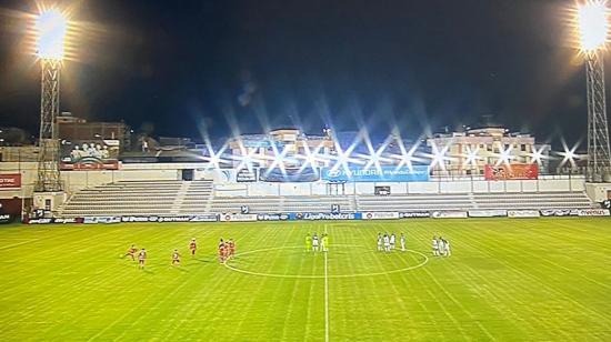 Los jugadores de Técnico Universitario y Manta se ubican en el centro de la cancha tras la ausencia de los árbitros previo al partido del viernes 10 de septiembre de 2021.