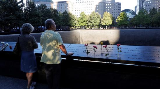 Dos personas junto al Memorial por los atentados a las Torres Gemelas en Manhattan, Nueva York, el 11 de septiembre de 2021.