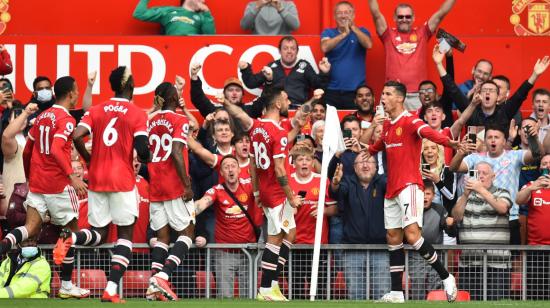 Cristiano Ronaldo festeja con sus compañeros del Manchester United el gol ante Newcastle, en Old Trafford, el sábado 11 de septiembre de 2021.