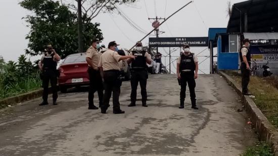 Policías vigilan la cárcel de Santo Domingo de los Tsáchilas, en Ecuador.