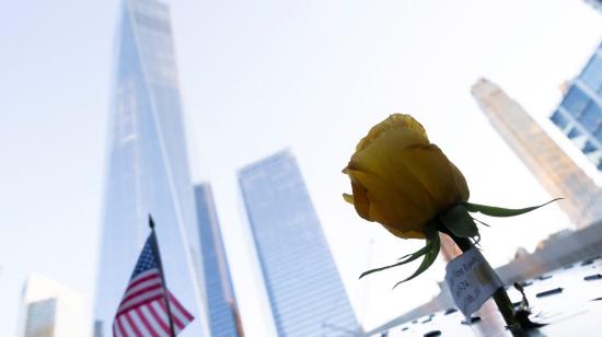 Una rosa y un banderín de Estados Unidos frente al memorial de los atentados a las Torres Gemelas en Nueva York, el 11 de septiembre de 2021.